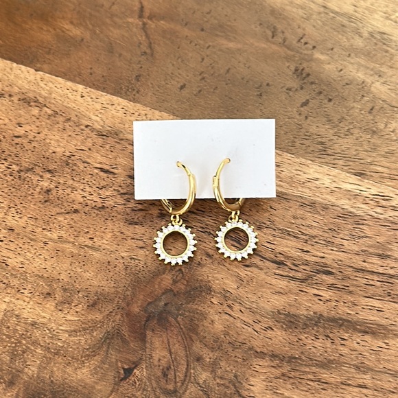 Hoop earrings - gold-tone and crystal - Picture 3 of 4